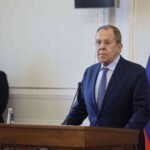 صورة تجمع رموزاً سياسية عالمية وخريطة للشرق الأوسط، تعكس التنوع في الأخبار الدولية.