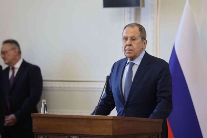 صورة تجمع رموزاً سياسية عالمية وخريطة للشرق الأوسط، تعكس التنوع في الأخبار الدولية.