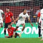 خلفية إخبارية تعرض عناوين متنوعة من السياسة والرياضة وحقوق الإنسان.