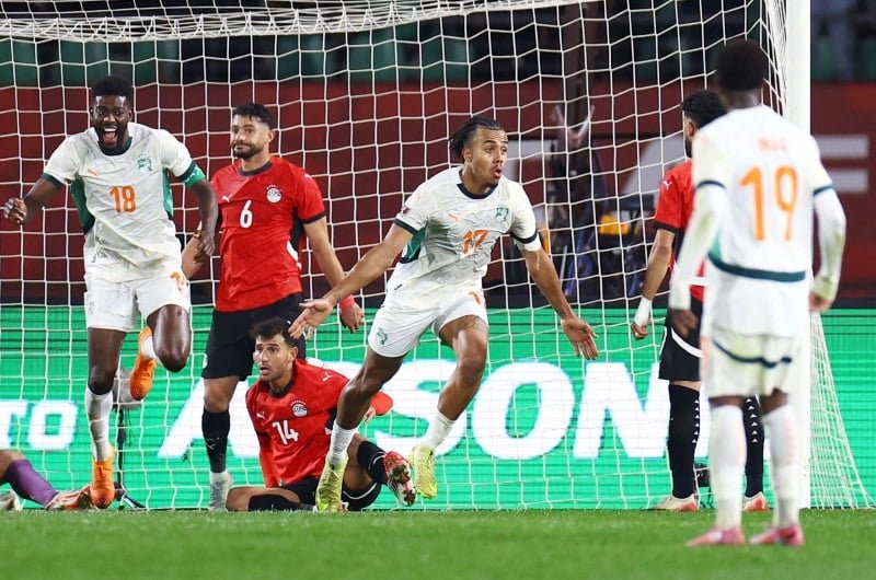 خلفية إخبارية تعرض عناوين متنوعة من السياسة والرياضة وحقوق الإنسان.