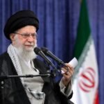 صورة تجمع رموزاً للأخبار الدولية والسياسة العالمية