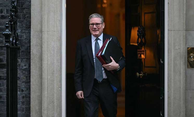 أبرز المستجدات العالمية: من اليمن إلى كأس أمم أفريقيا 3 صورة بانورامية لمجموعة من أيقونات الأخبار العالمية المتنوعة تعكس التغطية الشاملة للمقال.