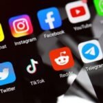 صورة مركبة لأحداث عالمية متنوعة تشمل كرة القدم، السياسة الدولية، والدبلوماسية، والفن المسرحي.