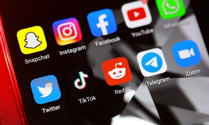 صورة مركبة لأحداث عالمية متنوعة تشمل كرة القدم، السياسة الدولية، والدبلوماسية، والفن المسرحي.