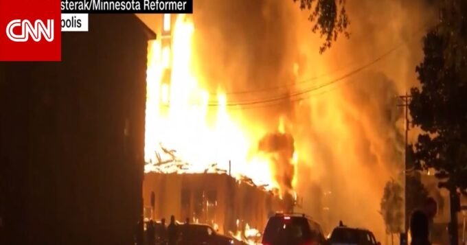 لقطة شاشة من فيديو متداول يظهر أعمال شغب وحرائق في مدينة أمريكية، مع نص مضلل يدعي حداثة المشاهد.