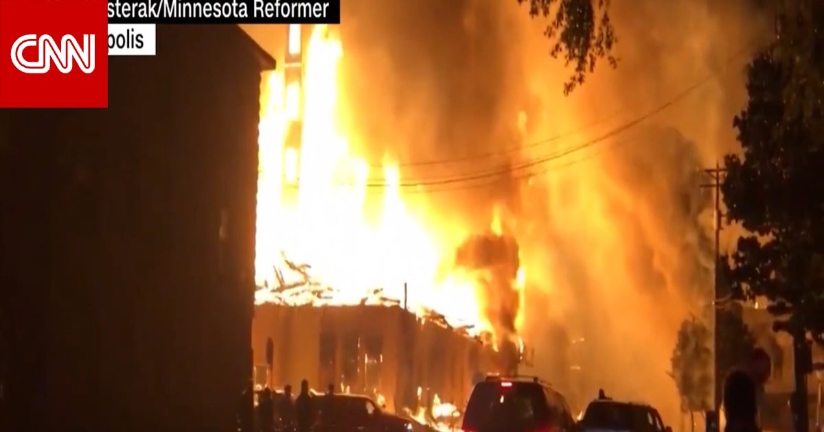 لقطة شاشة من فيديو متداول يظهر أعمال شغب وحرائق في مدينة أمريكية، مع نص مضلل يدعي حداثة المشاهد.