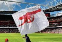 لاعبو أرسنال يحتفلون بهدف في مرمى ليدز يونايتد خلال مباراة الدوري الإنجليزي الممتاز