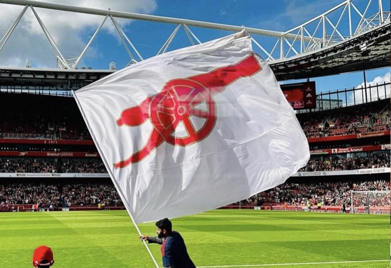 لاعبو أرسنال يحتفلون بهدف في مرمى ليدز يونايتد خلال مباراة الدوري الإنجليزي الممتاز