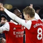 لاعبو أرسنال يحتفلون بهدف خلال مباراتهم ضد تشيلسي في كأس الرابطة الإنجليزية.