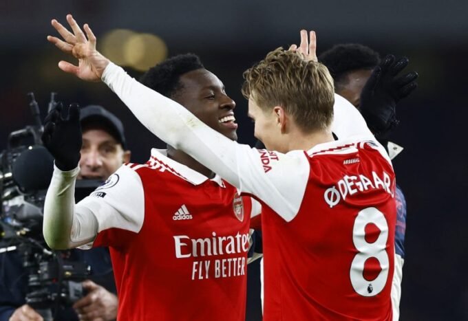 لاعبو أرسنال يحتفلون بهدف خلال مباراتهم ضد تشيلسي في كأس الرابطة الإنجليزية.