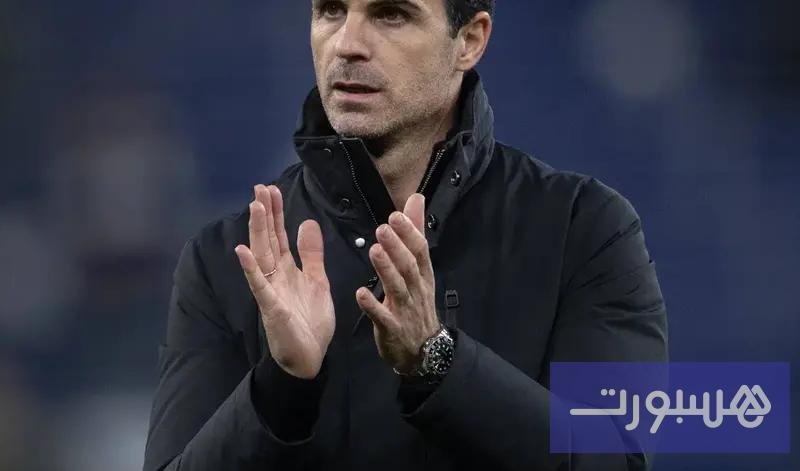 ميكيل أرتيتا مدرب أرسنال وهو يوجه لاعبيه خلال مباراة في الدوري الإنجليزي الممتاز.