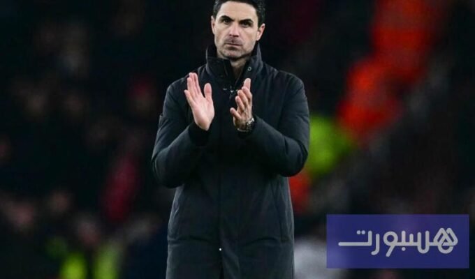 ميكيل أرتيتا مدرب أرسنال يعطي توجيهاته خلال مباراة في الدوري الإنجليزي