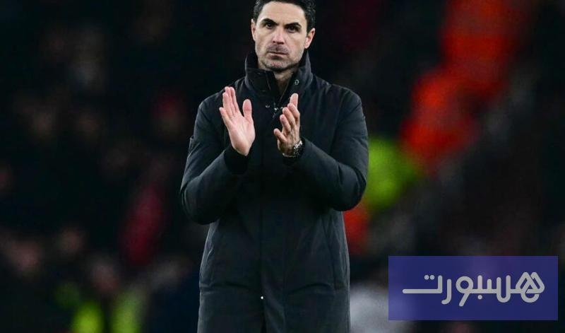 ميكيل أرتيتا مدرب أرسنال يعطي توجيهاته خلال مباراة في الدوري الإنجليزي