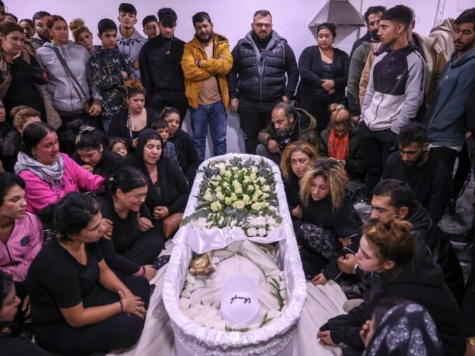 أقارب وأصدقاء الصبي الروماني كوستا فراغوليس، الذي قتل برصاص الشرطة، يحدون على نعشه في منزله بمدينة سالونيك اليونانية.