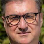 صورة توضيحية لرمز يمثل الصحافة أو الإعلام في المغرب، مع إشارة إلى التحديات القانونية والمهنية.