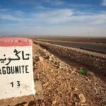صورة تظهر مواطنين يحملون أوعية ماء أو صنبور ماء ضعيف في منطقة قروية بزاكورة، المغرب.