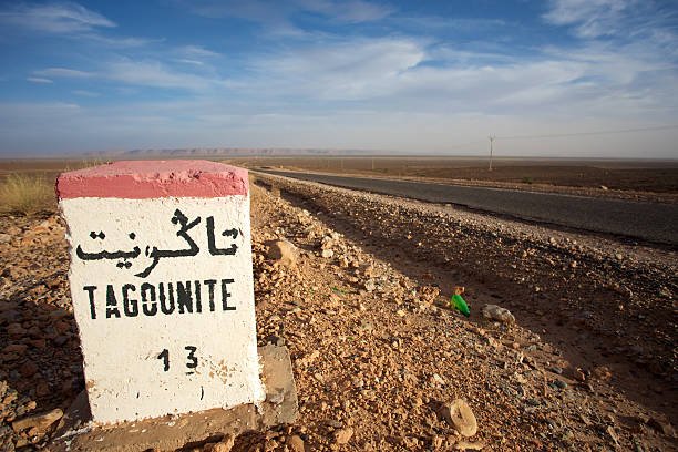 صورة تظهر مواطنين يحملون أوعية ماء أو صنبور ماء ضعيف في منطقة قروية بزاكورة، المغرب.