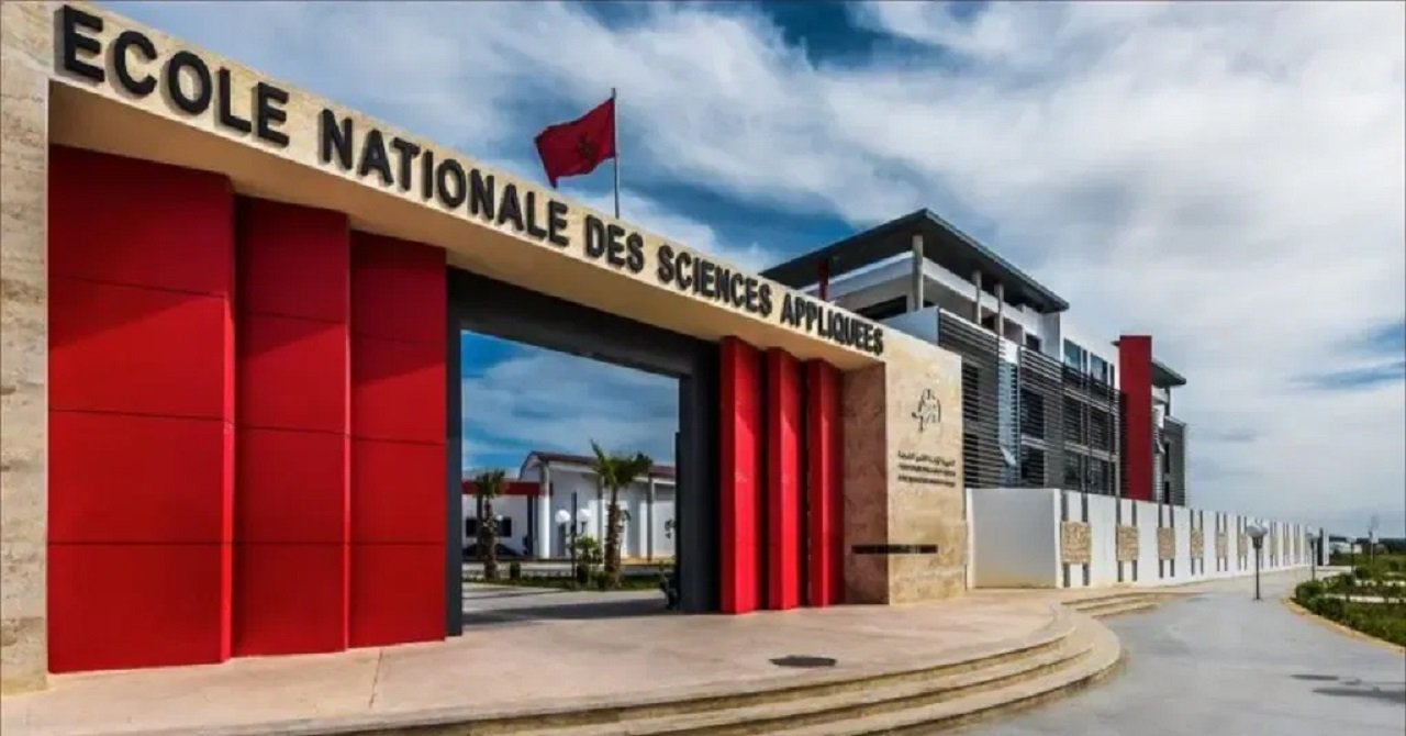 صورة لمبنى المدرسة الوطنية للعلوم التطبيقية بأكادير أو طلبة محتجين