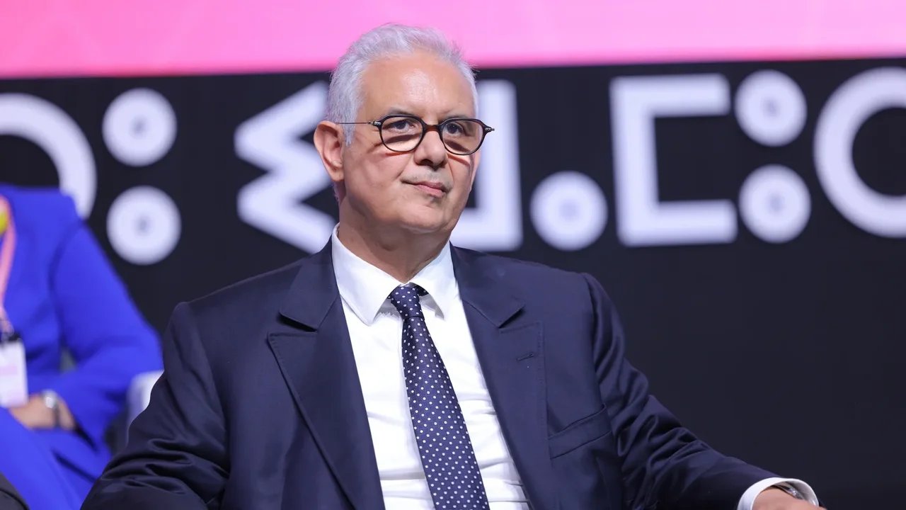 صورة لمقر حزب الاستقلال أو شعاره، أو لمجموعة من المنتخبين يناقشون قضية سياسية.