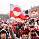 خريطة غرينلاند مع أعلام أوروبية وأمريكية ترمز للصراع السياسي