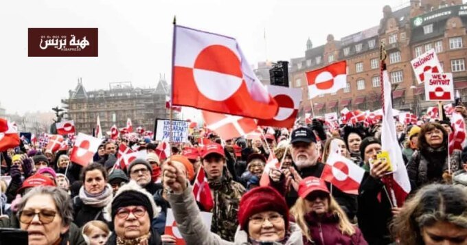 خريطة غرينلاند مع أعلام أوروبية وأمريكية ترمز للصراع السياسي