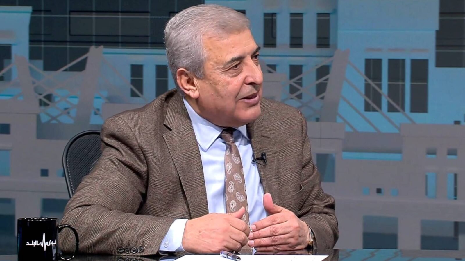 صورة للرئيس الفنزويلي نيكولاس مادورو مع علم فنزويلا، تعكس التوترات السياسية.