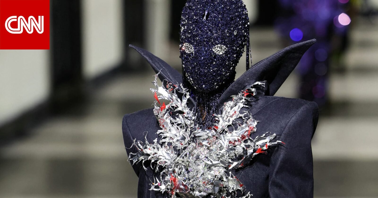 عرض كيفن غيرمانييه في باريس: أقنعة غامضة واستدامة مبتكرة 3 عارضات يرتدين أقنعة غامضة وتصاميم مبتكرة من مجموعة كيفن غيرمانييه لربيع وصيف 2024 في أسبوع باريس للأزياء الراقية.