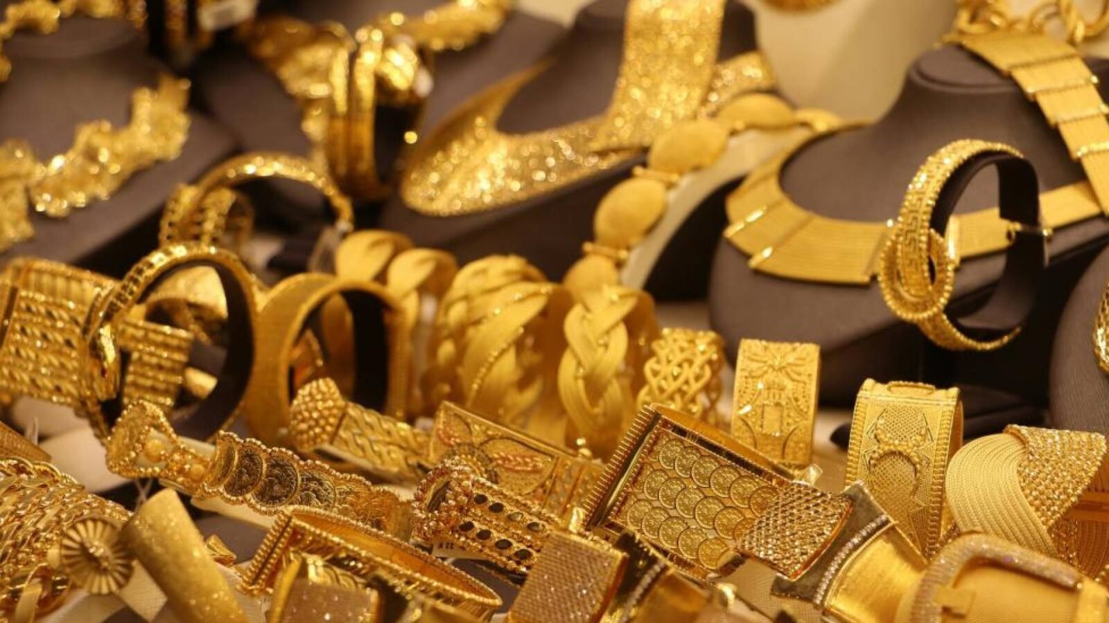 أسعار الذهب والليرات الذهبية في الأردن: استقرار عند مستويات قياسية 3 صورة لمجوهرات ذهبية تعرض أسعار الذهب في الأردن