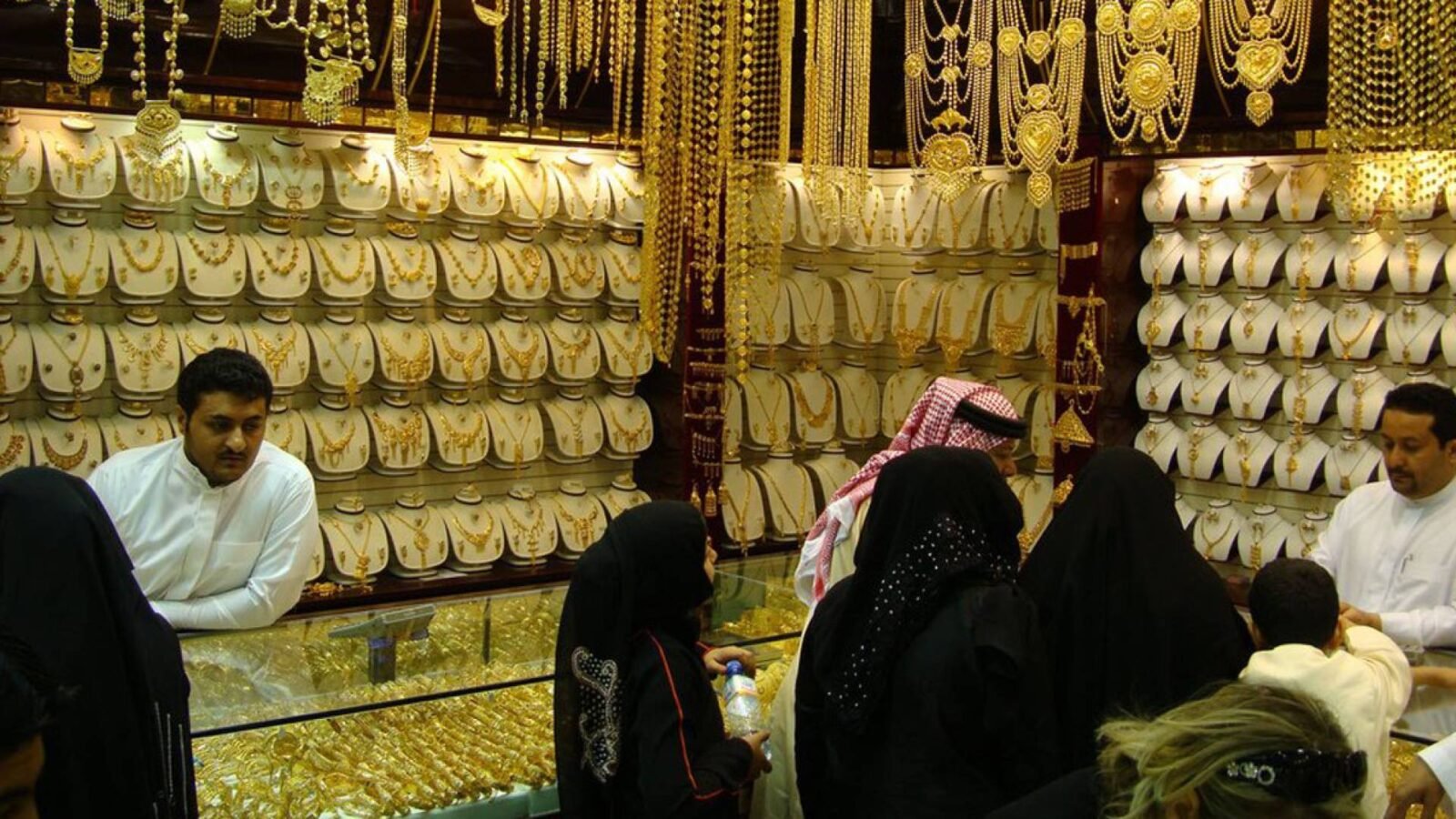 محل لبيع الذهب في السعودية يعرض مشغولات ذهبية متنوعة