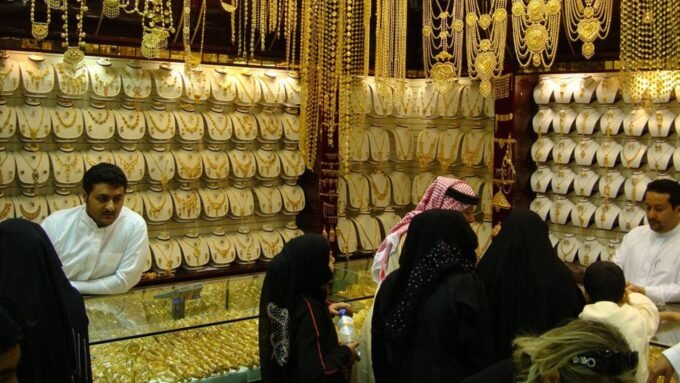 محل لبيع الذهب في السعودية يعرض مشغولات ذهبية متنوعة