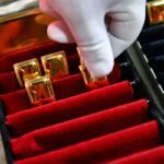 صورة أرشيفية لسبائك الذهب والفضة تعكس الارتفاع القياسي في أسعار المعادن الثمينة.