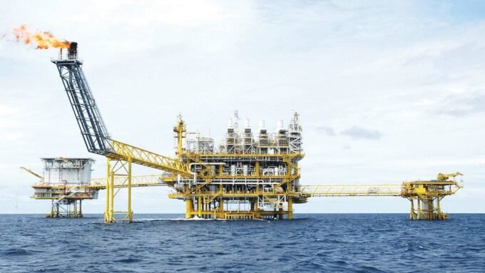 براميل نفط وشعار يمثل الاقتصاد العالمي مع خريطة لأوروبا والولايات المتحدة، يرمز لتهدئة التوترات التجارية.