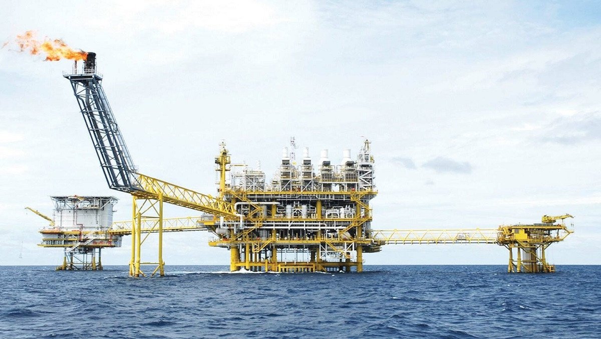 براميل نفط وشعار يمثل الاقتصاد العالمي مع خريطة لأوروبا والولايات المتحدة، يرمز لتهدئة التوترات التجارية.