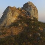 رسم توضيحي لمجتمع صيادين وجامعي ثمار يعتنون بمحرقة جنائزية في موقع أثري.