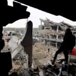 فلسطينيون يتفقدون موقع ضربة إسرائيلية في قطاع غزة