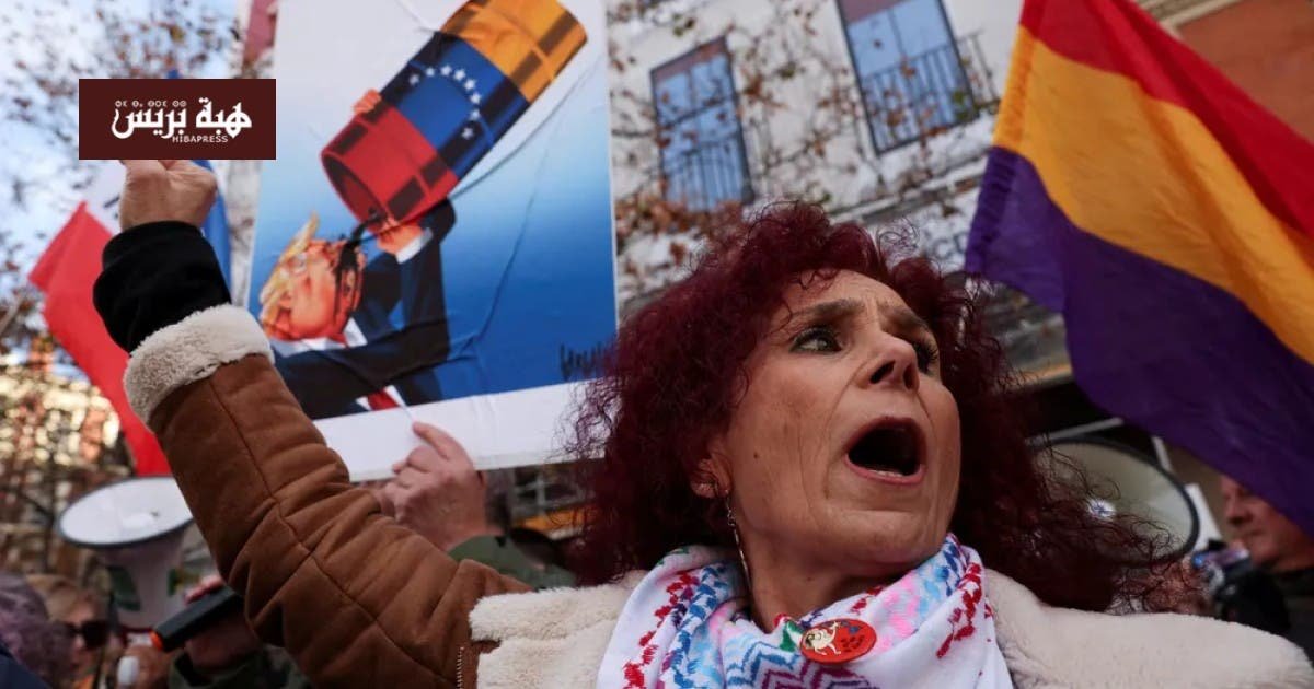 علم فنزويلا وخلفه أعلام دول أمريكا اللاتينية وإسبانيا، أو خريطة المنطقة مع إشارة للتوترات السياسية.