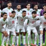 عز الدين أوناحي يستعمل عكازاً طبياً بعد إصابته قبل مباراة المنتخب المغربي ضد تنزانيا في كأس أمم إفريقيا.