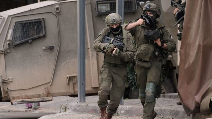 جنود إسرائيليون في محيط حي الجعبري بالخليل بعد حادث إطلاق نار