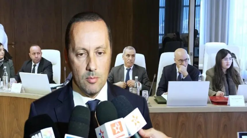 صورة لمسؤول يستعرض تقارير حول مشاريع صحية