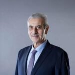 علي شعث، المهندس المدني الفلسطيني، يقدم خطته لإعادة إعمار غزة وتحويل ركامها إلى جزر بحرية.