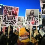 متظاهرون يحتجون على إنفاذ قوانين الهجرة الفيدرالية في مينيابوليس، مينيسوتا.