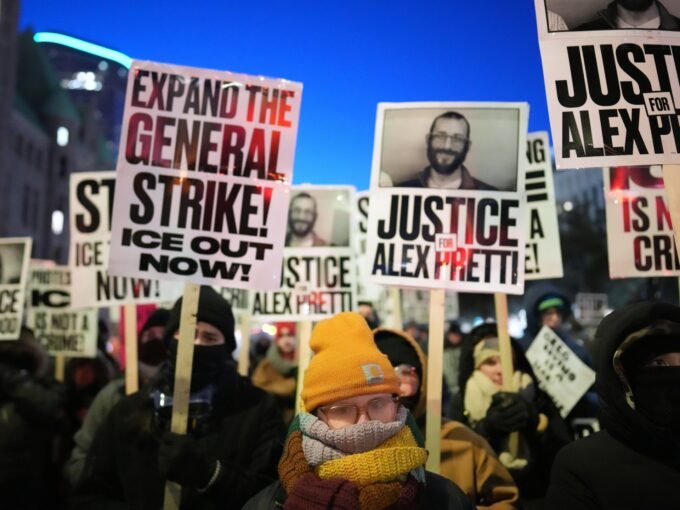 متظاهرون يحتجون على إنفاذ قوانين الهجرة الفيدرالية في مينيابوليس، مينيسوتا.