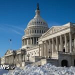 إغلاق حكومي جزئي يضرب واشنطن رغم اتفاق اللحظة الأخيرة: جدل الهجرة يتصدر المشهد 8 صورة تظهر مبنى الكابيتول الأمريكي أو رموزاً حكومية تعكس الإغلاق الجزئي.