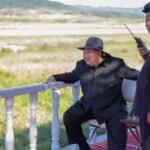 الزعيم الكوري الشمالي كيم جونغ أون خلال جولة تفقدية لمصنع للآلات الصناعية.