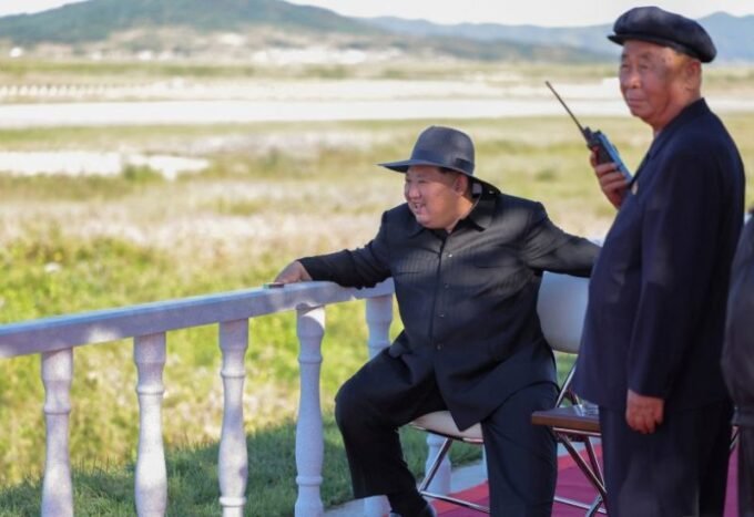 الزعيم الكوري الشمالي كيم جونغ أون خلال جولة تفقدية لمصنع للآلات الصناعية.