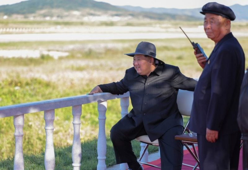 الزعيم الكوري الشمالي كيم جونغ أون خلال جولة تفقدية لمصنع للآلات الصناعية.