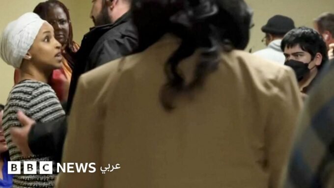 صورة للنائبة الديمقراطية إلهان عمر خلال إحدى فعالياتها العامة في مينيابوليس.