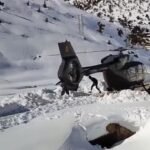 مروحية الدرك الملكي تحلق فوق منطقة جبلية مغطاة بالثلوج أثناء عملية إنقاذ.