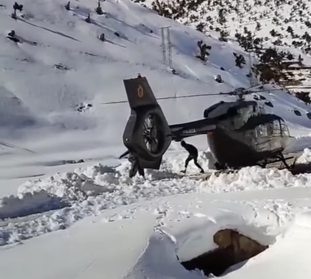 مروحية الدرك الملكي تحلق فوق منطقة جبلية مغطاة بالثلوج أثناء عملية إنقاذ.