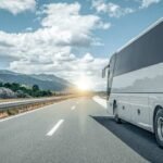 سائق حافلة مظفر سيفر يقدم المساعدة لراكب تعرض لأزمة قلبية داخل الحافلة في مدينة بورصة التركية.